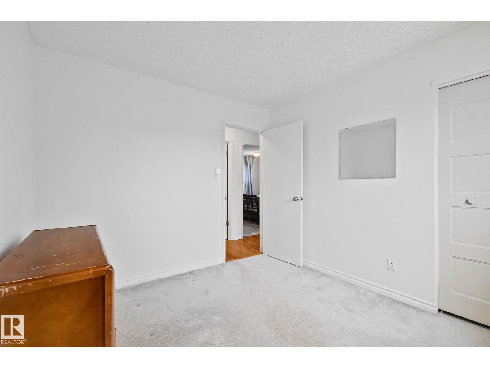 10715 33 AV NW - 17