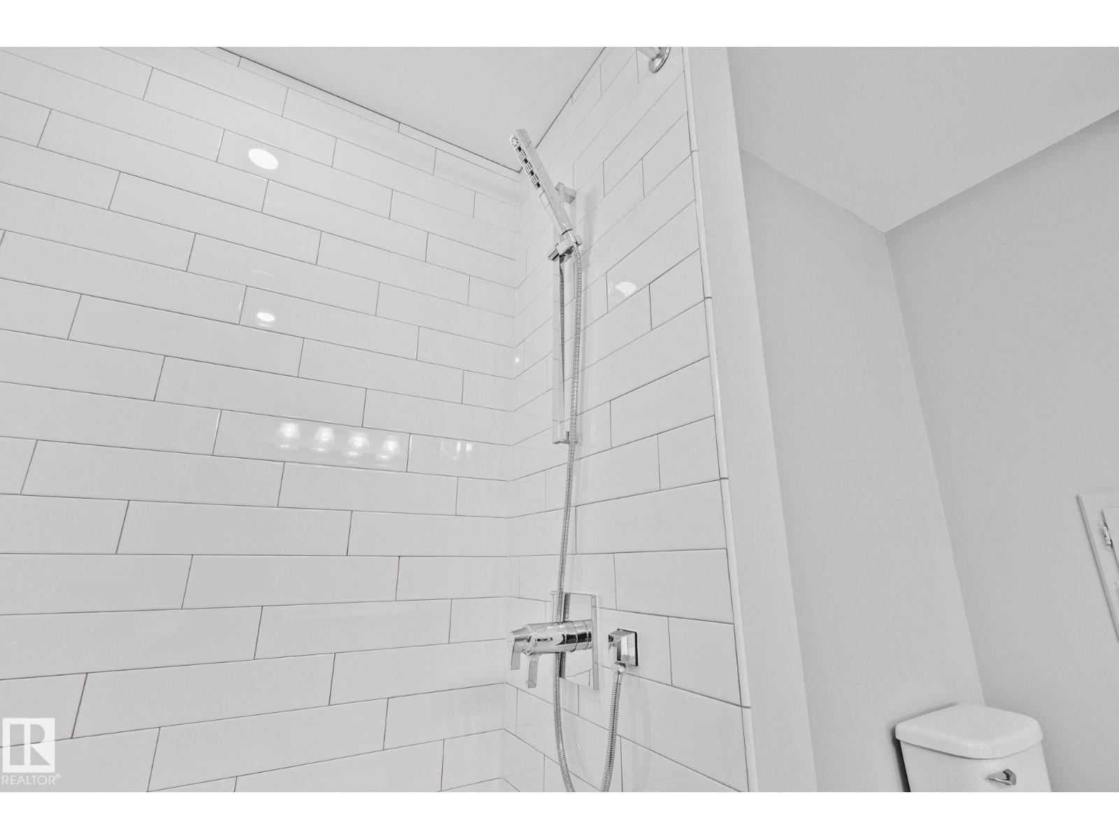 10715 33 AV NW - 19