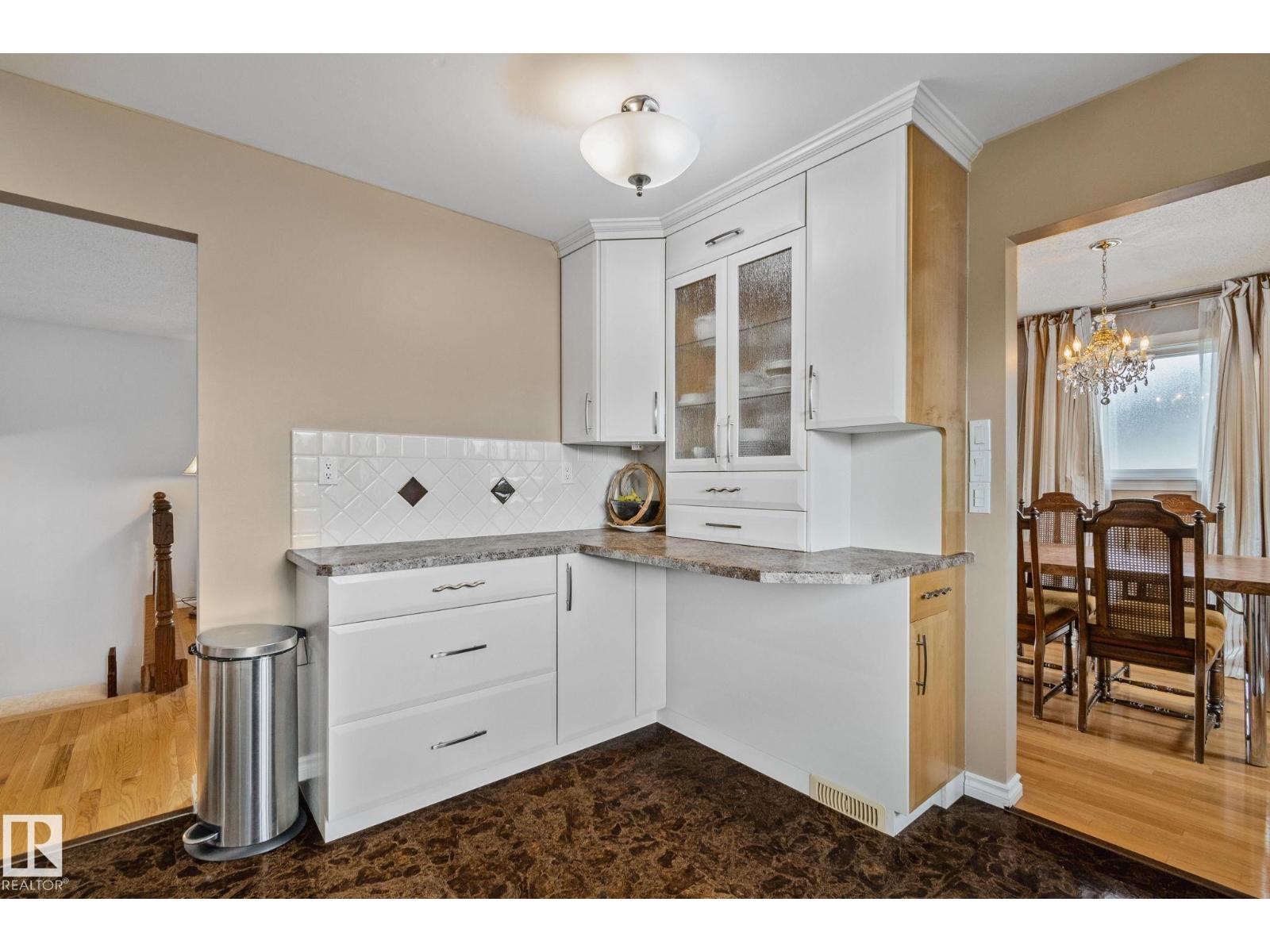 10715 33 AV NW - 10