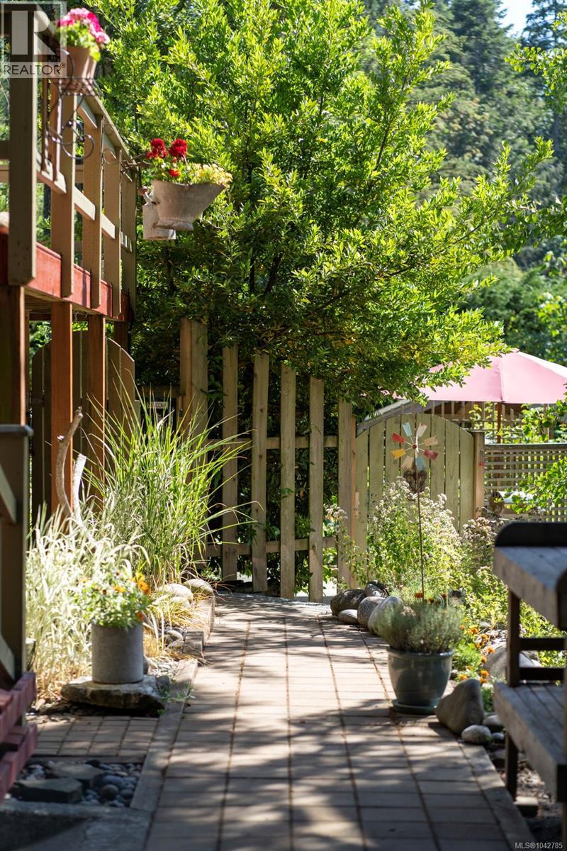 5932 West Saanich Rd - 38