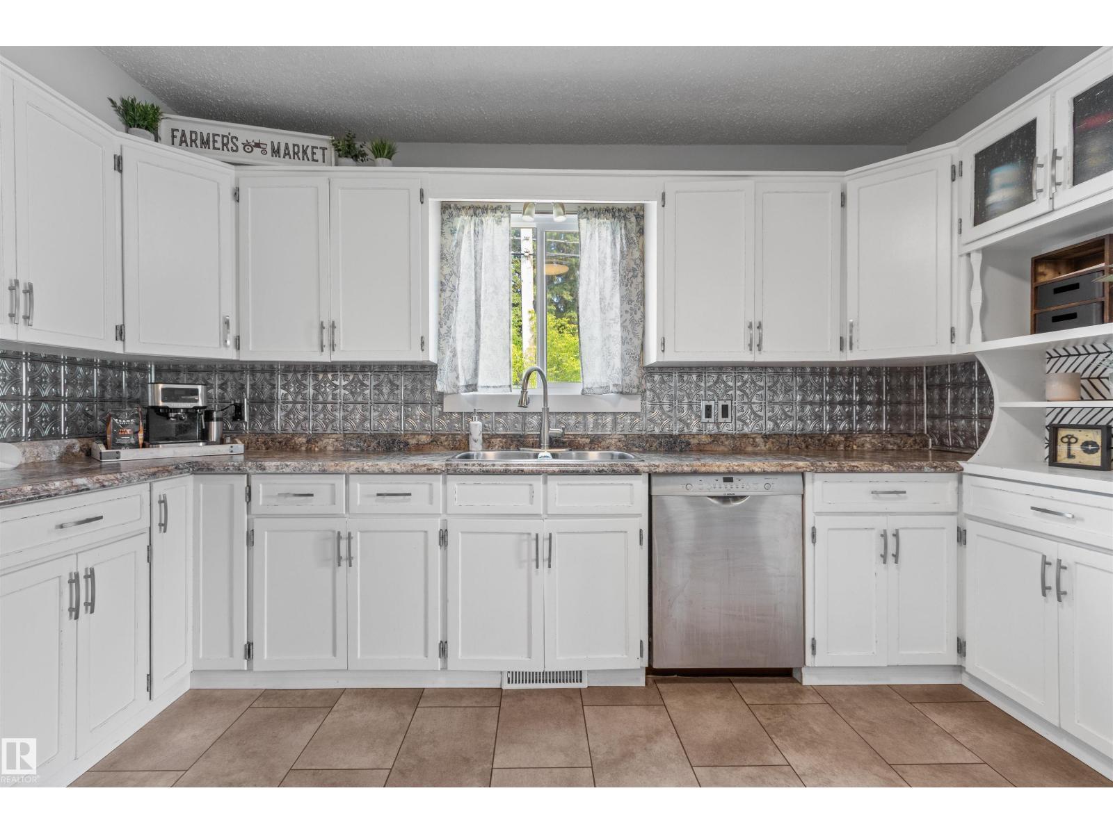 4712 49 AV — photo 11