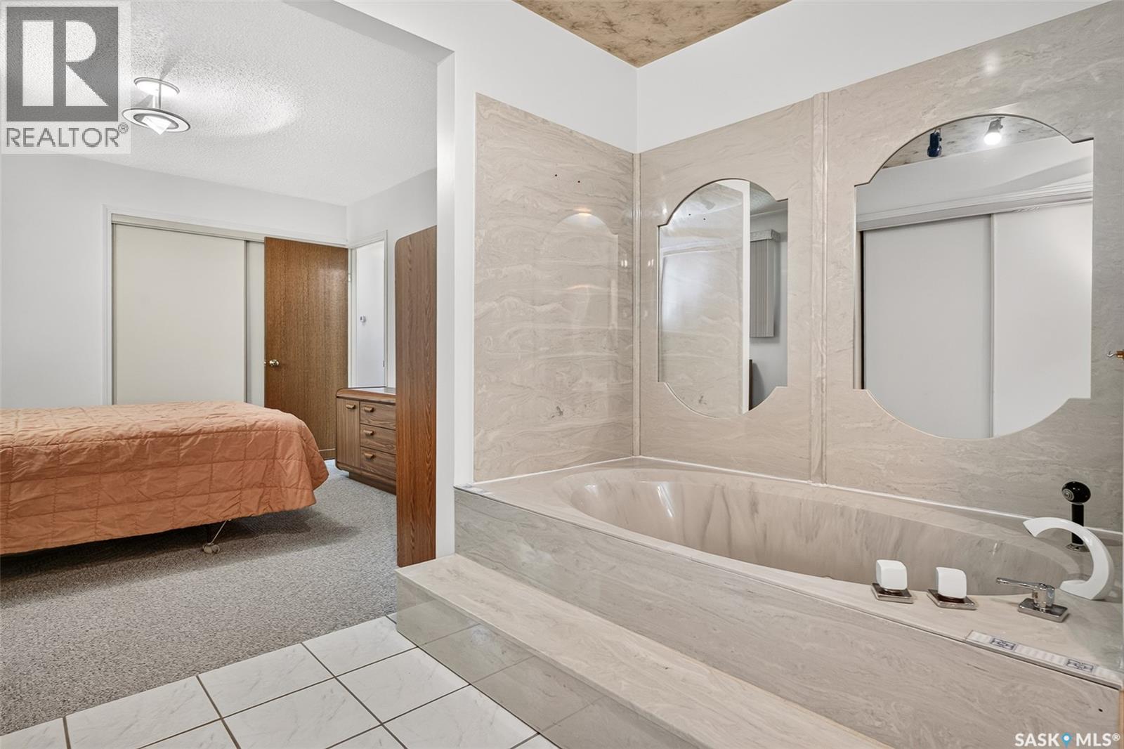 1154 Warner STREET W - 34