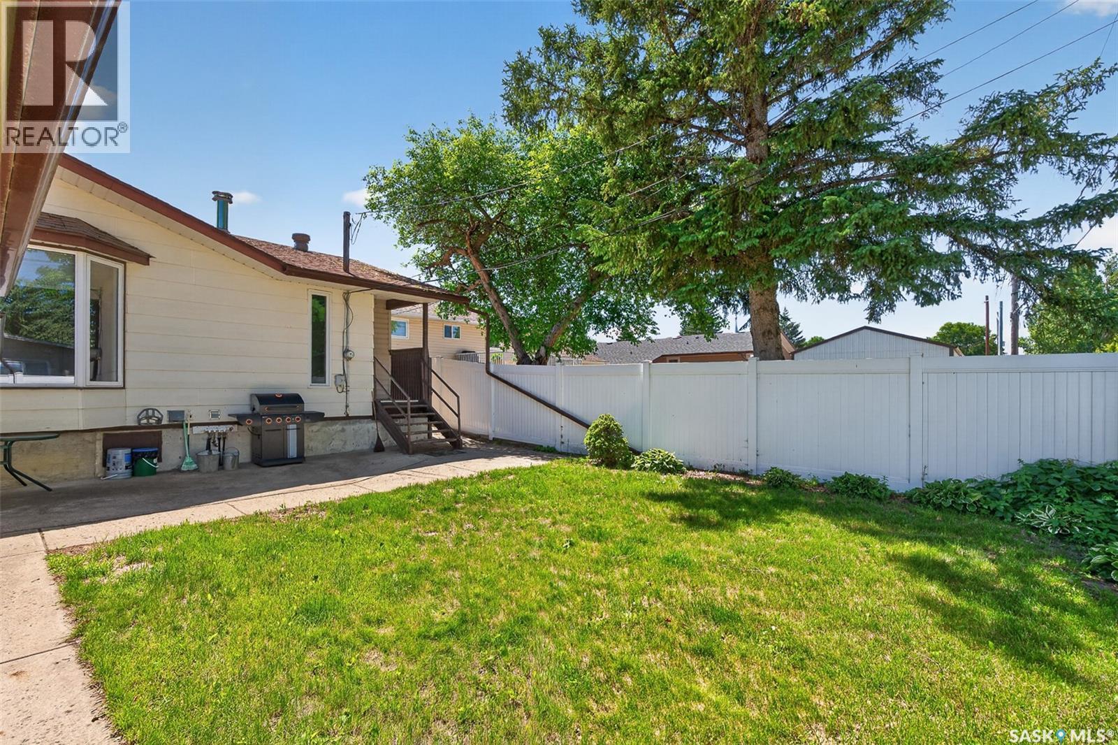 1154 Warner STREET W - 82