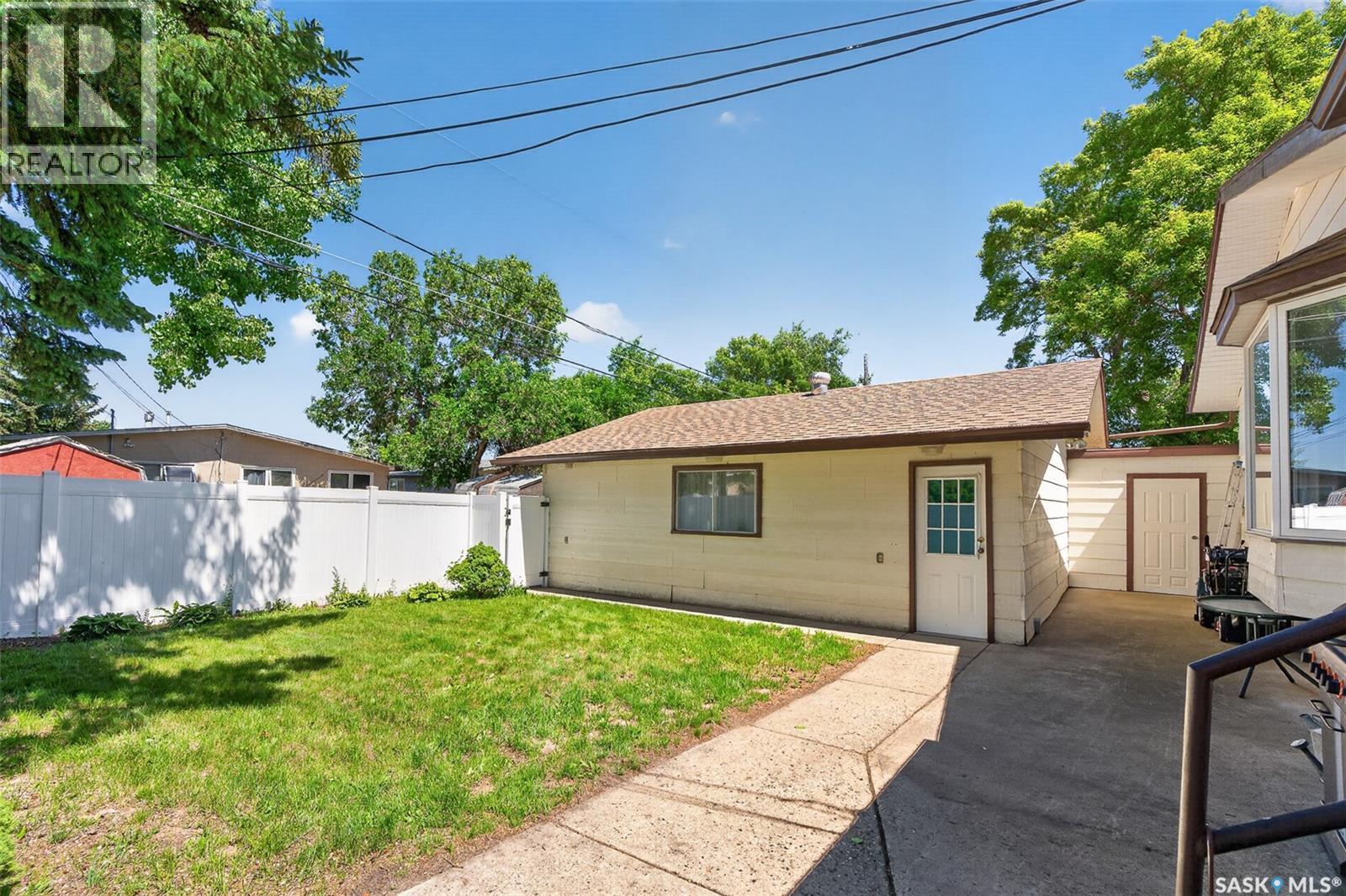 1154 Warner STREET W - 84