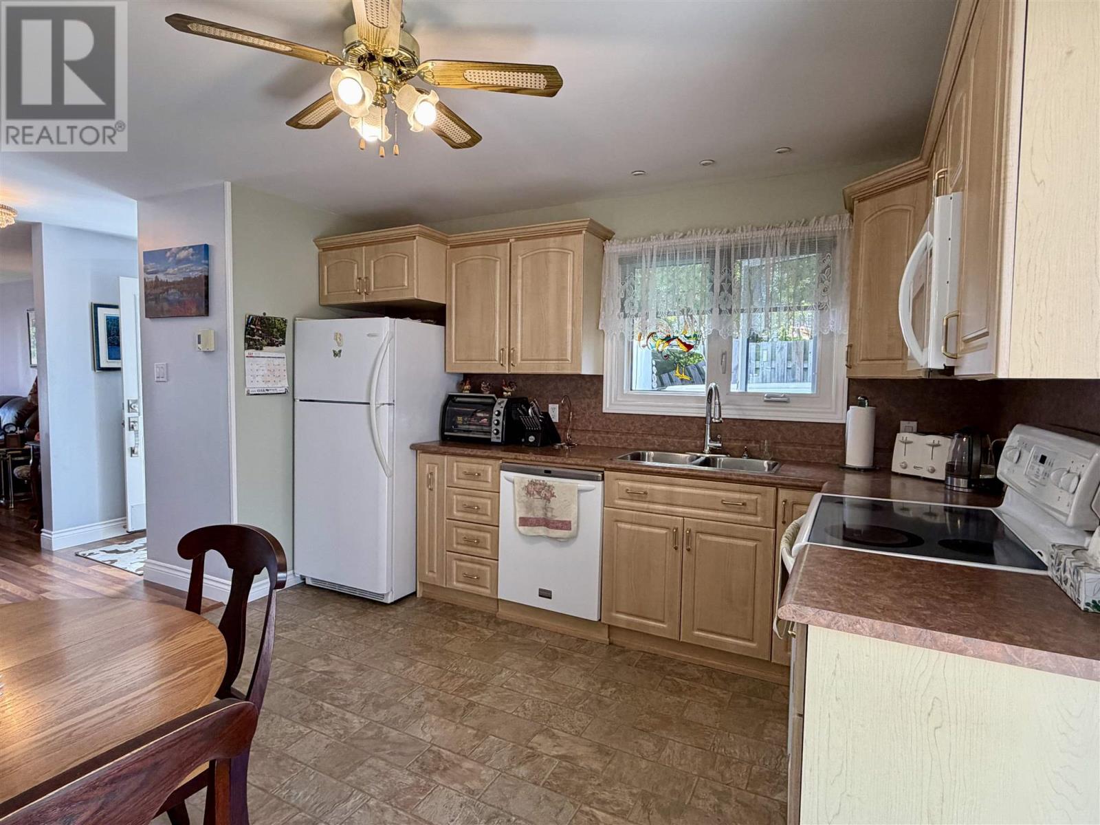 69 Hutchison AVE - 10