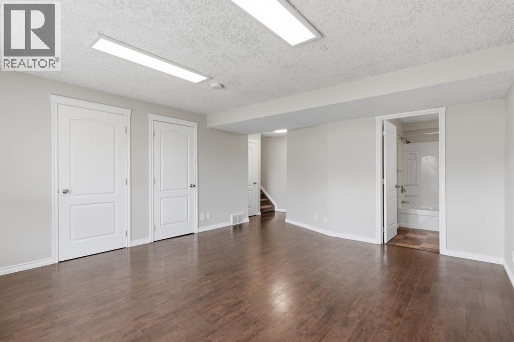 241 Somerside Close SW — photo 38
