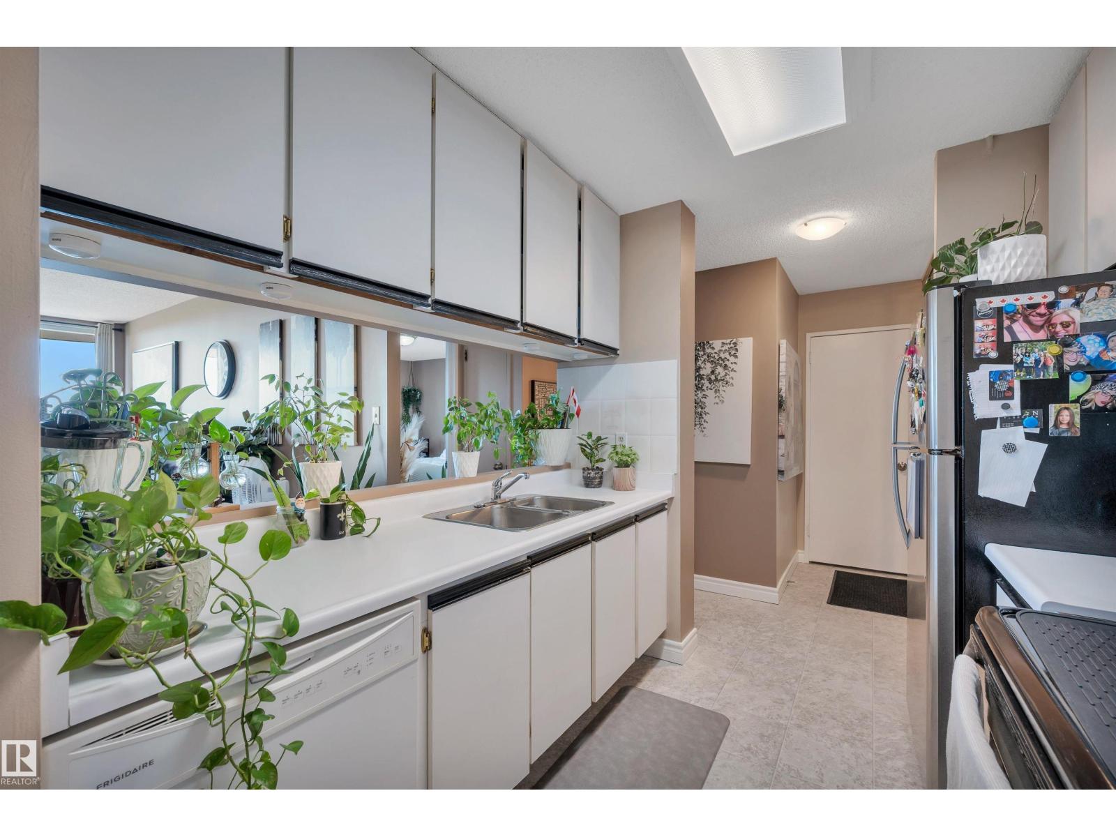 #1402 9835 113 ST NW - 16