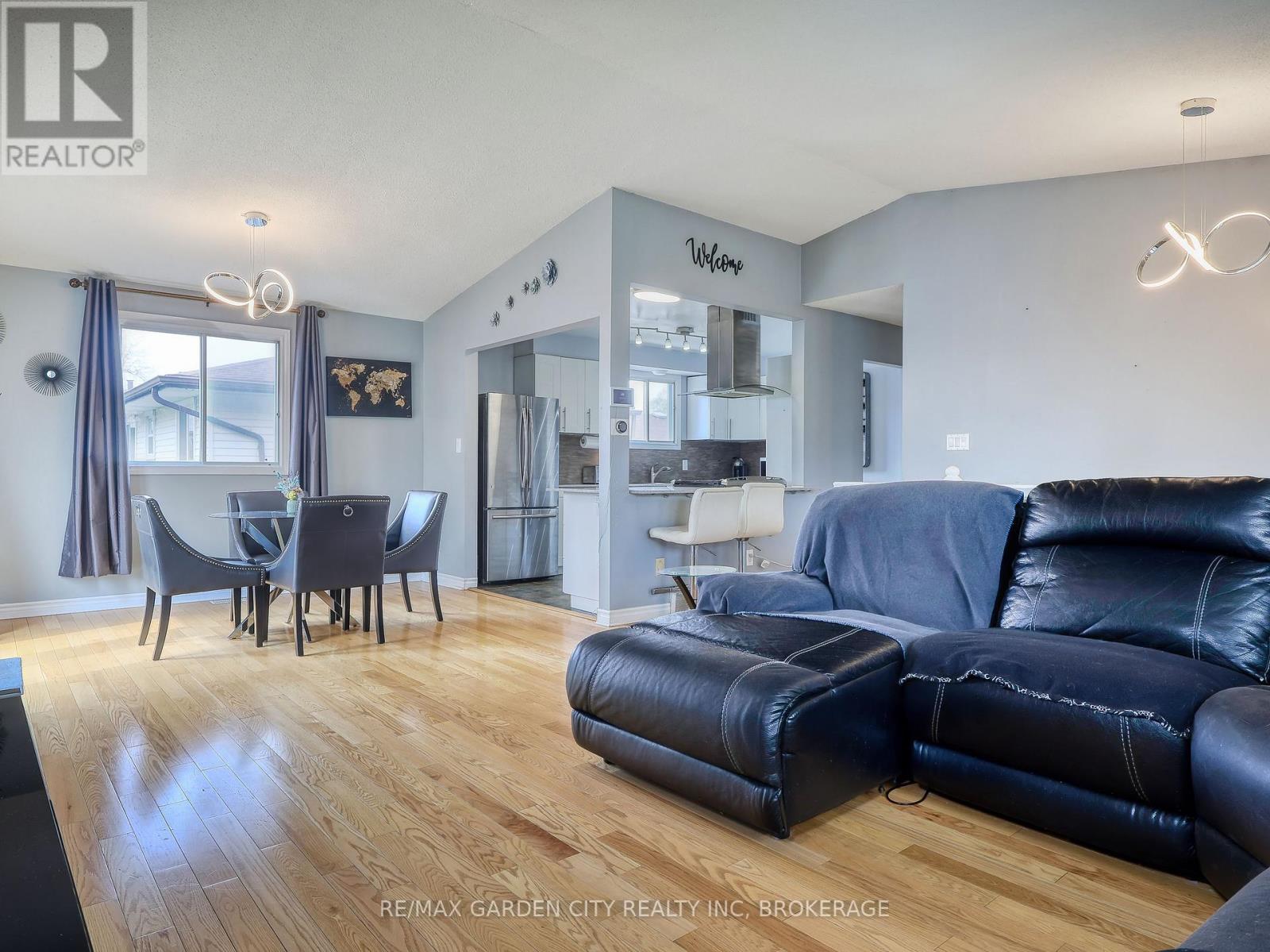 36 ROCHELLE DRIVE - 10