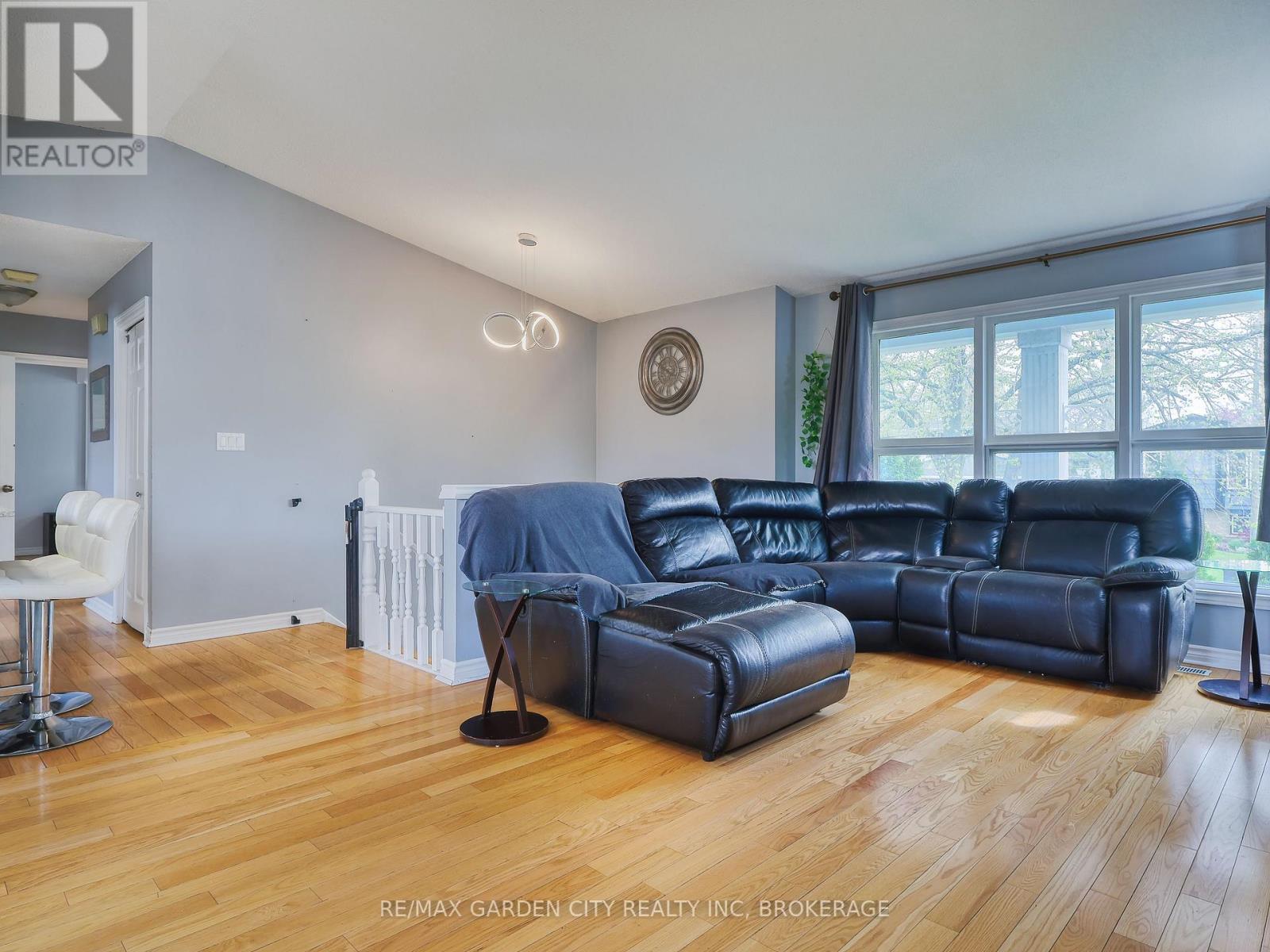 36 ROCHELLE DRIVE - 11