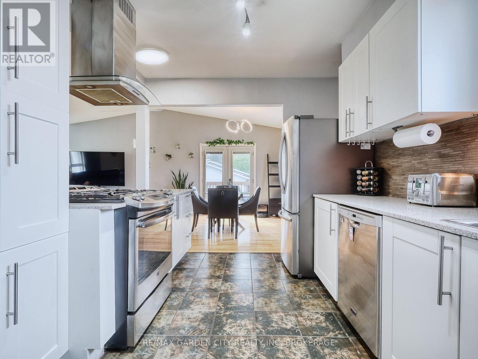 36 ROCHELLE DRIVE - 15
