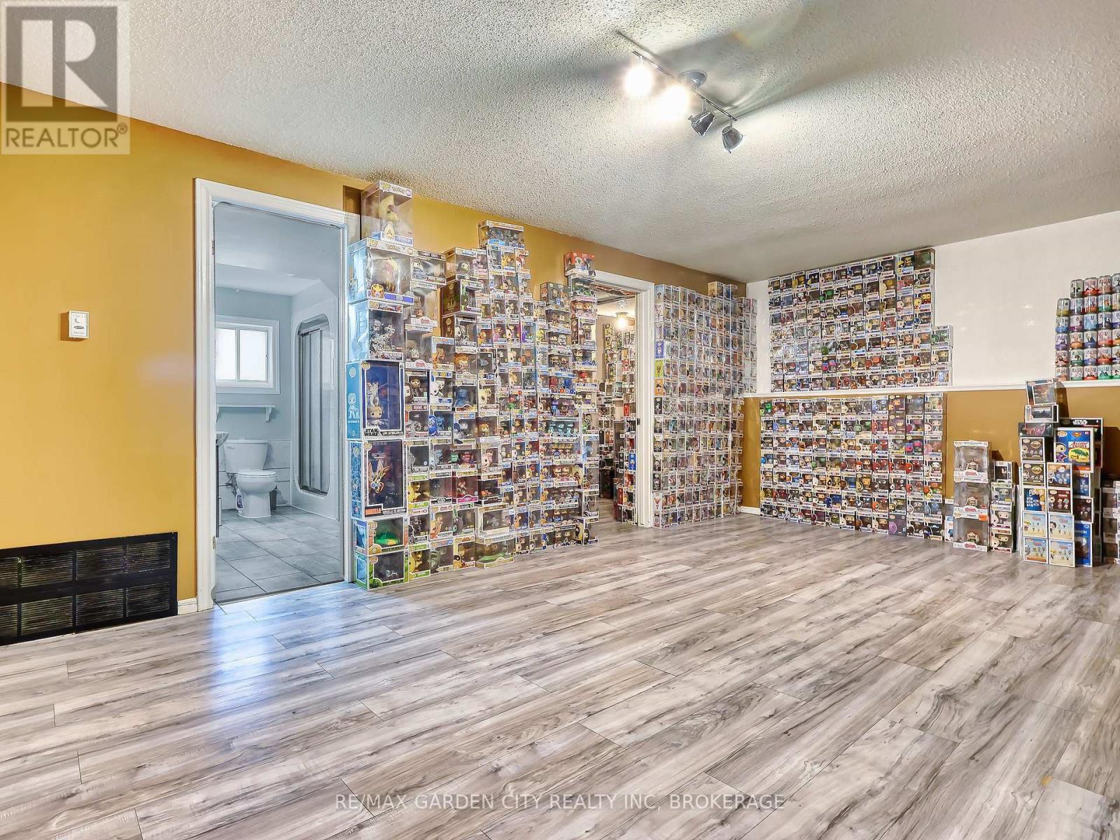 36 ROCHELLE DRIVE - 24