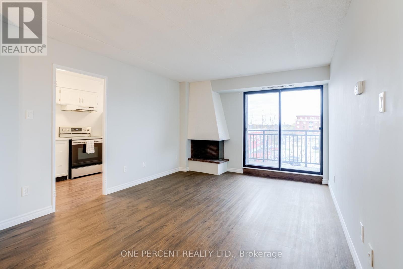 #406 15390 YONGE STREET - 13