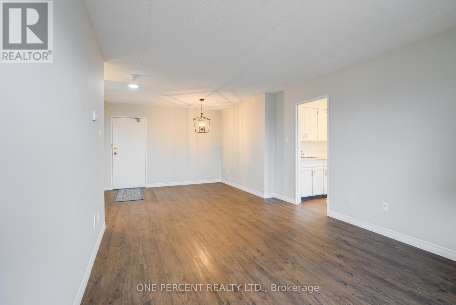 #406 15390 YONGE STREET - 15