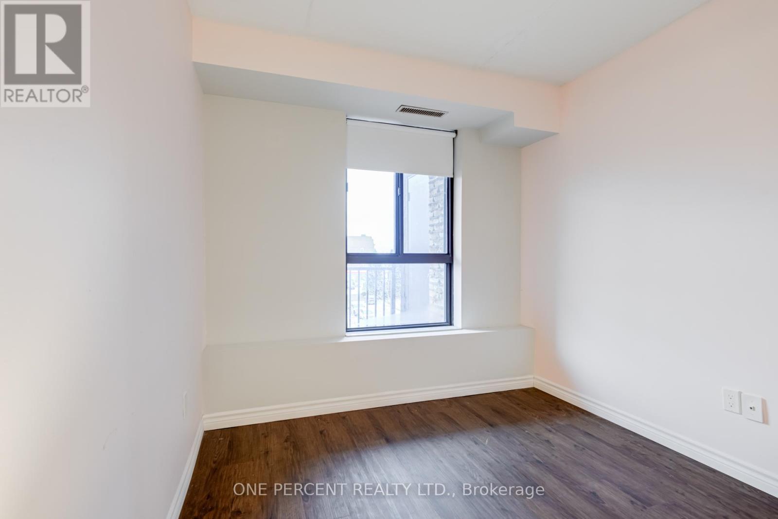 #406 15390 YONGE STREET - 30