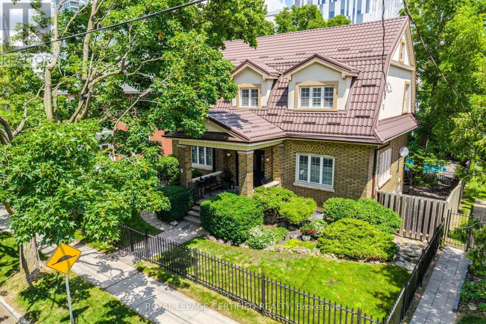 8 ELIZABETH STREET S - 2