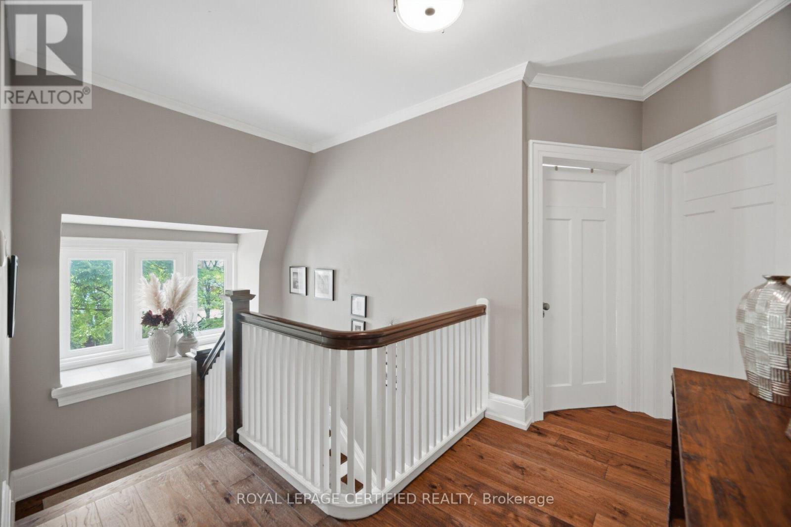 8 ELIZABETH STREET S - 22