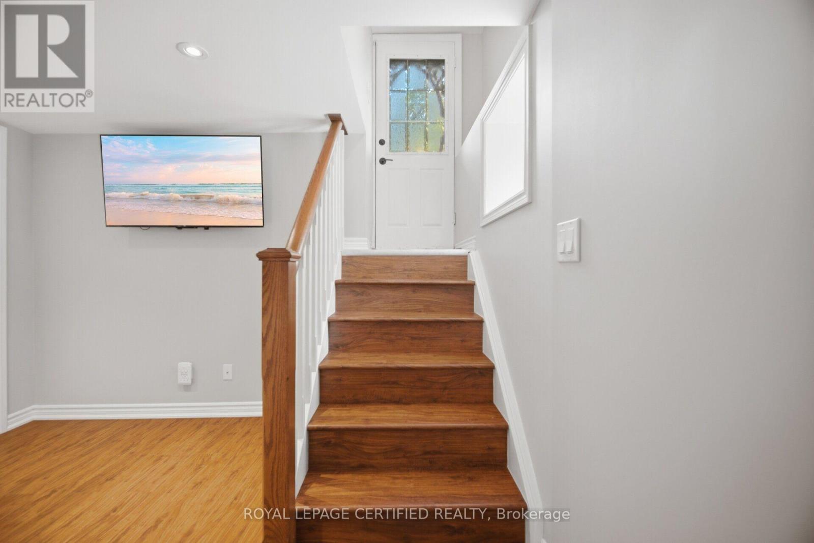 8 ELIZABETH STREET S - 33