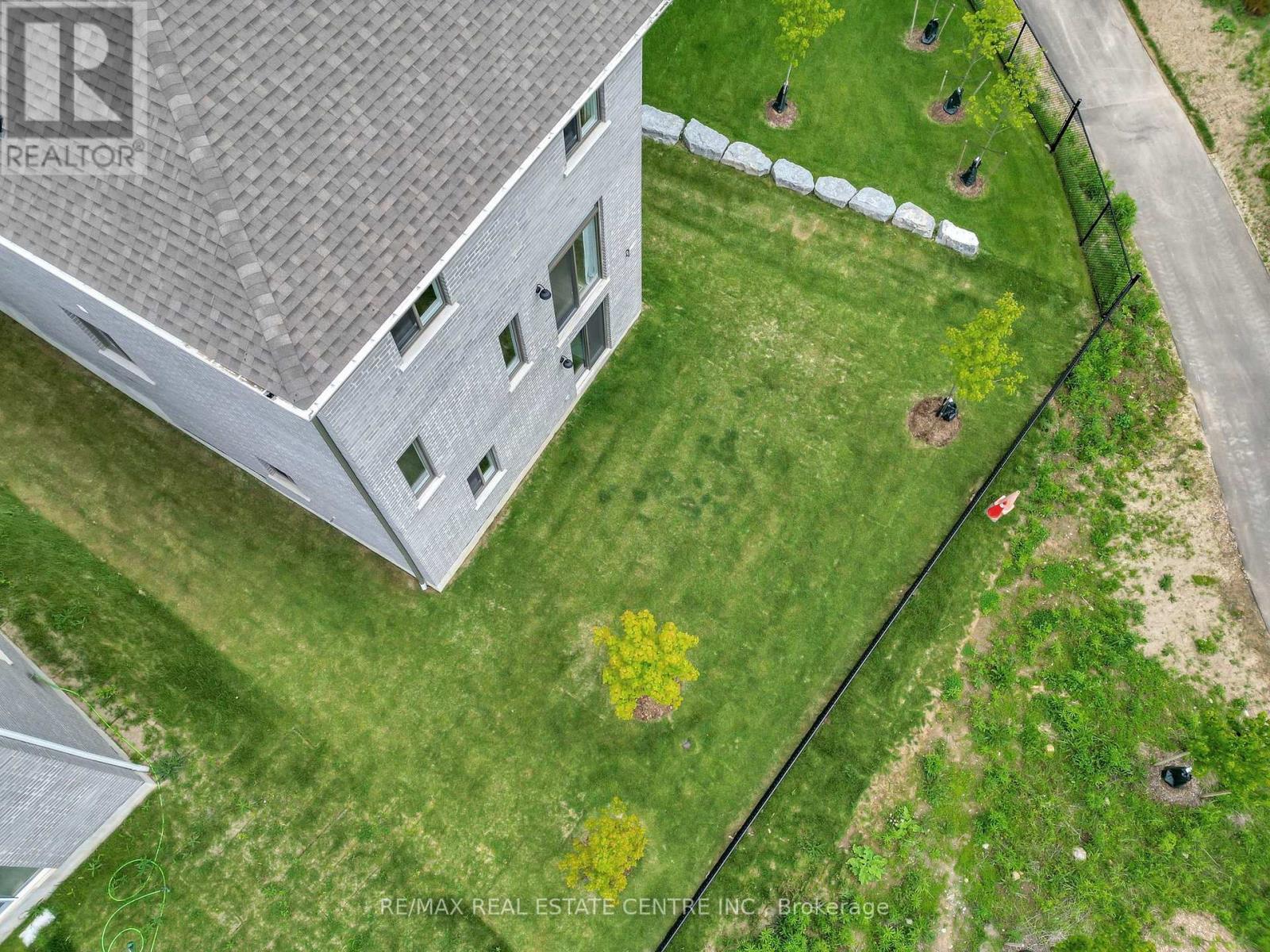#6 32 FAITH STREET - 31