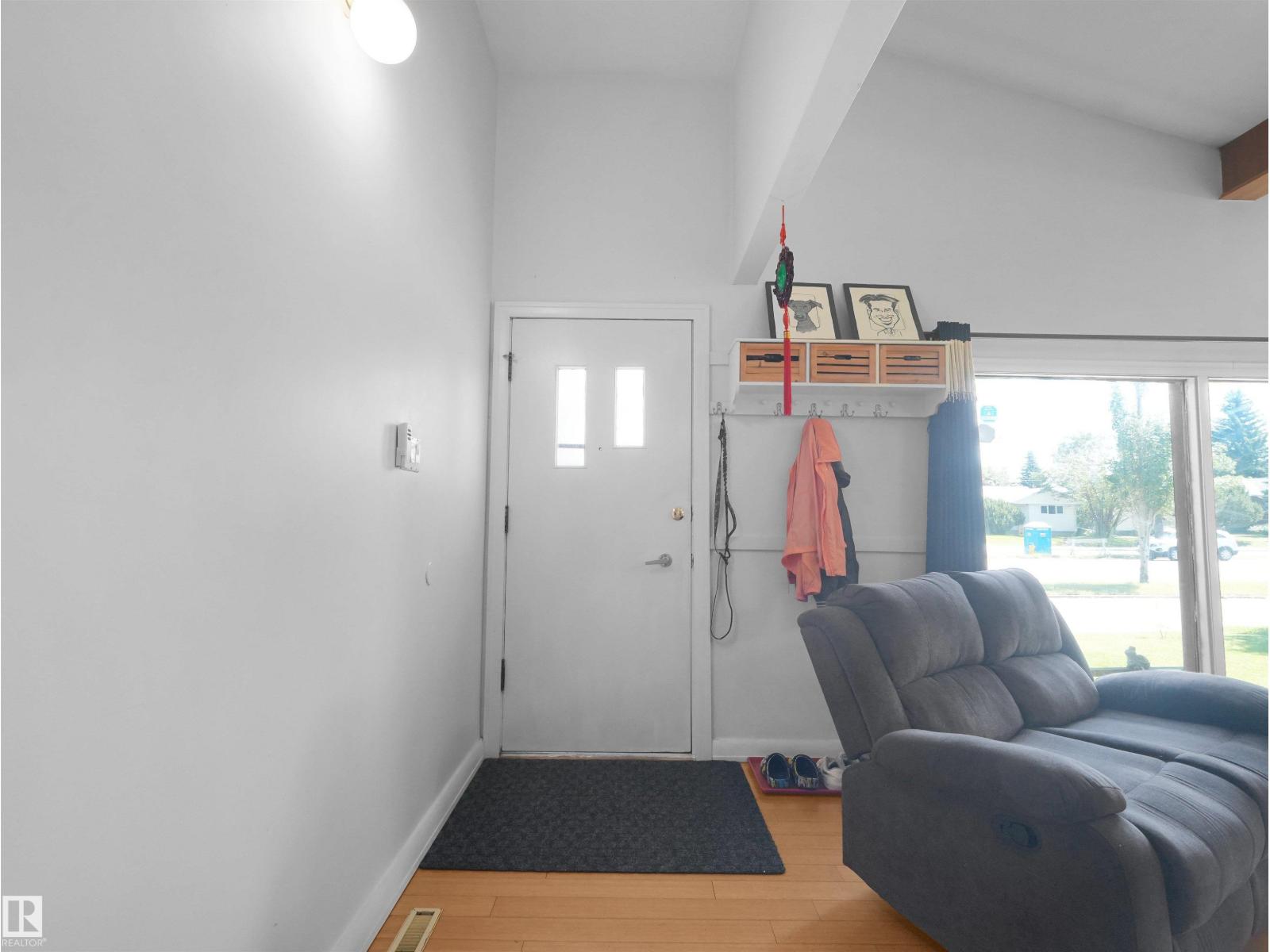 9256 75 ST NW - 9