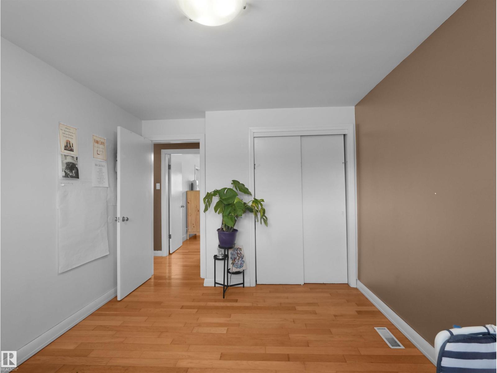 9256 75 ST NW - 29