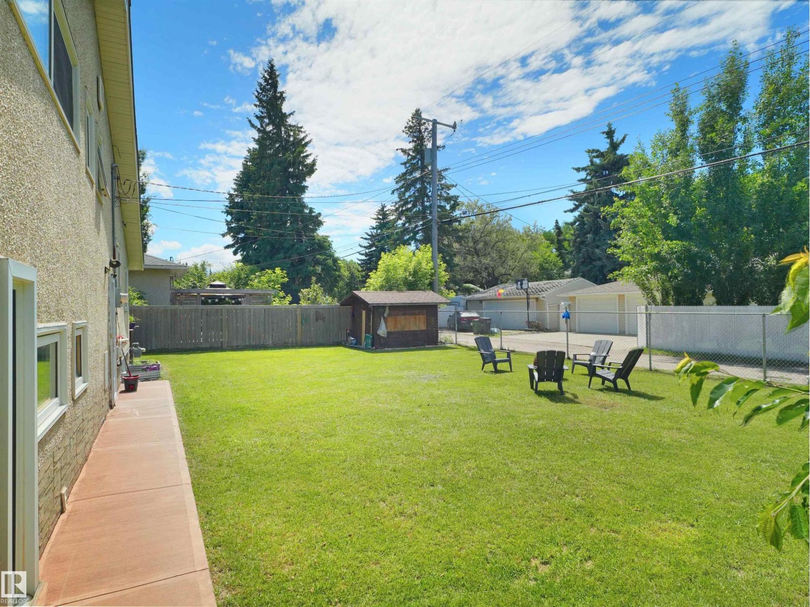 9256 75 ST NW - 8