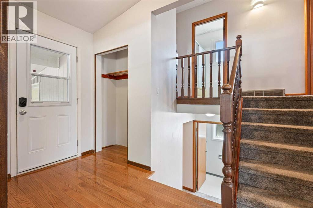 77 Winslow Crescent SW - 3