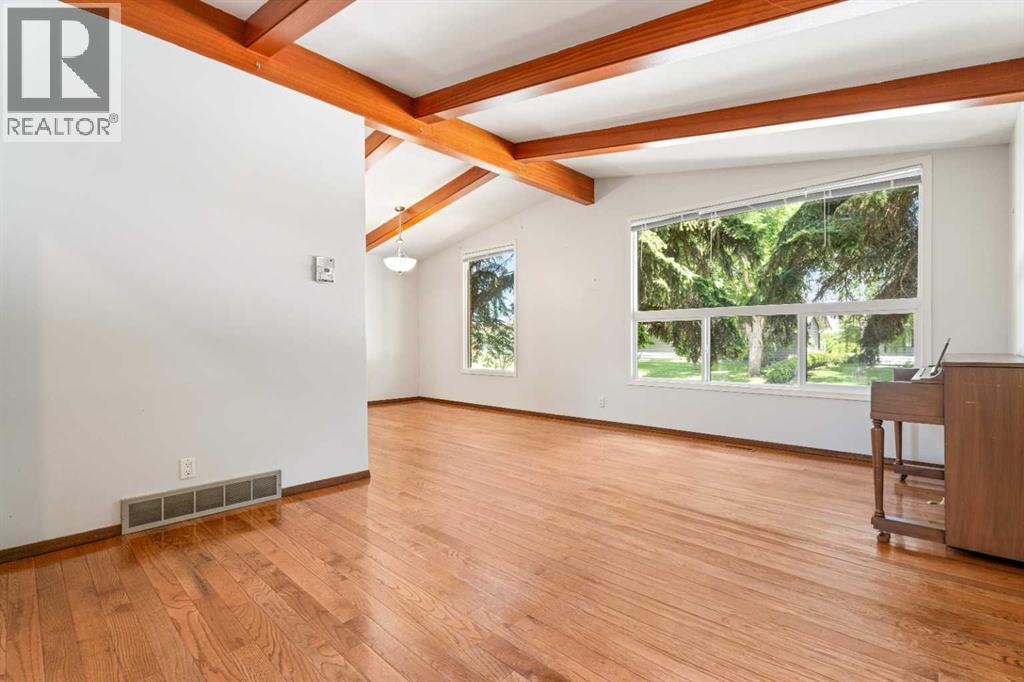 77 Winslow Crescent SW - 4