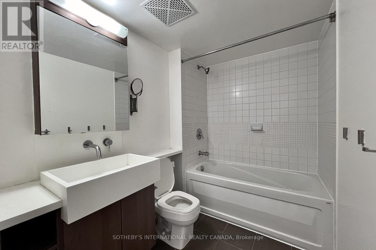 #1216 11 BRUNEL COURT - 18