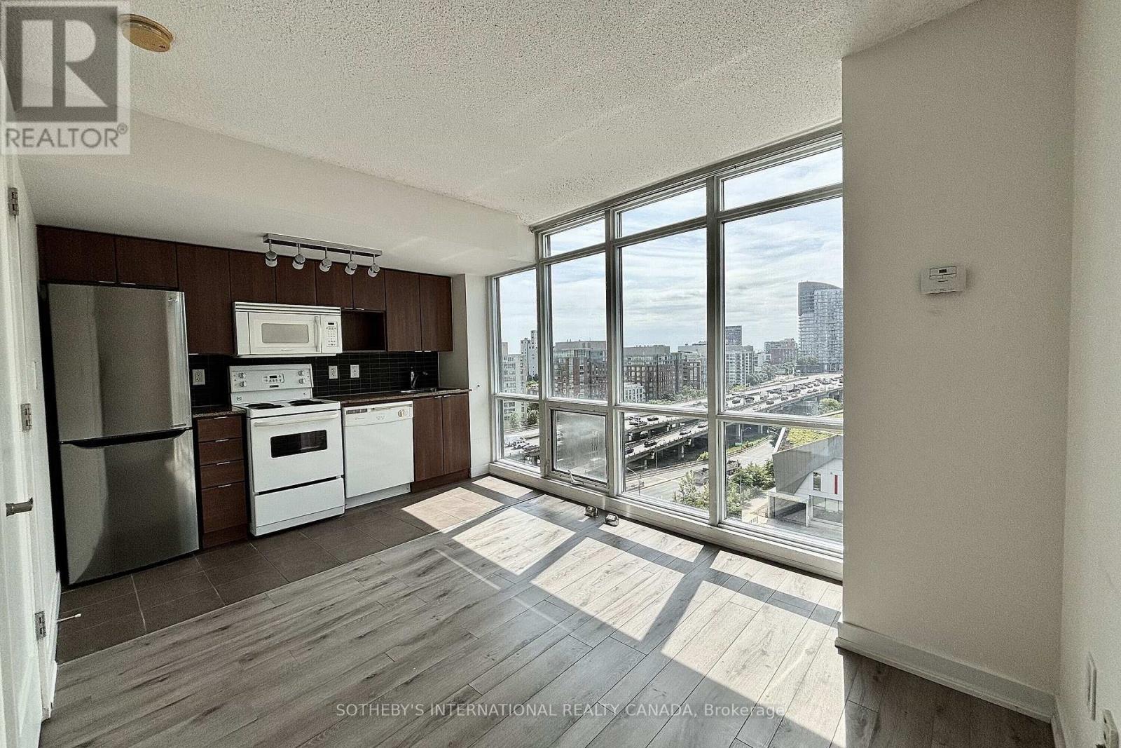 #1216 11 BRUNEL COURT - 23