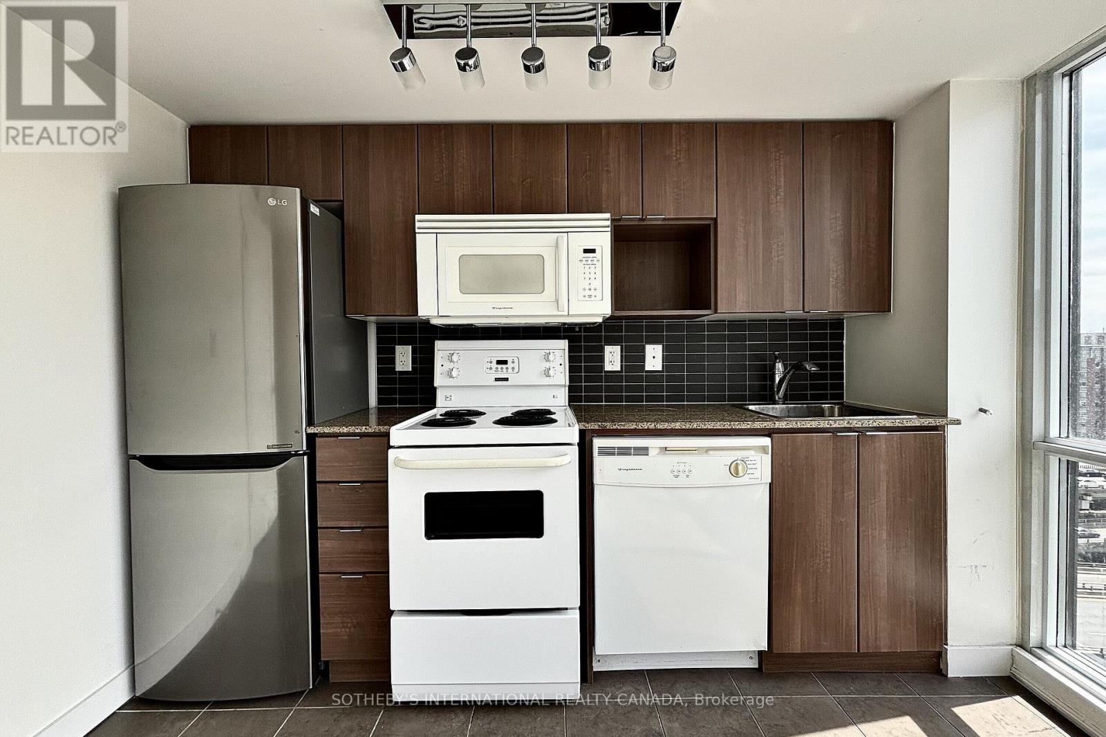 #1216 11 BRUNEL COURT - 26