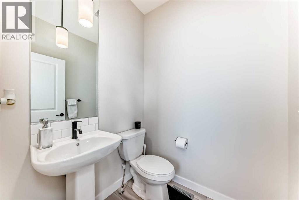 1104 Bayview Gardens SW - 19