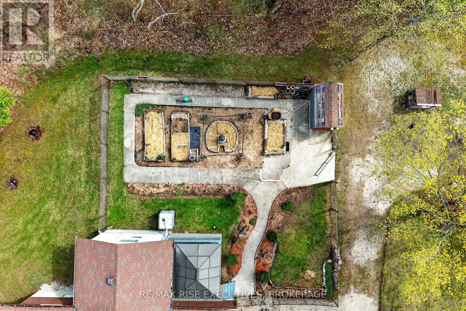 2405 RIDEAU FERRY ROAD - 44