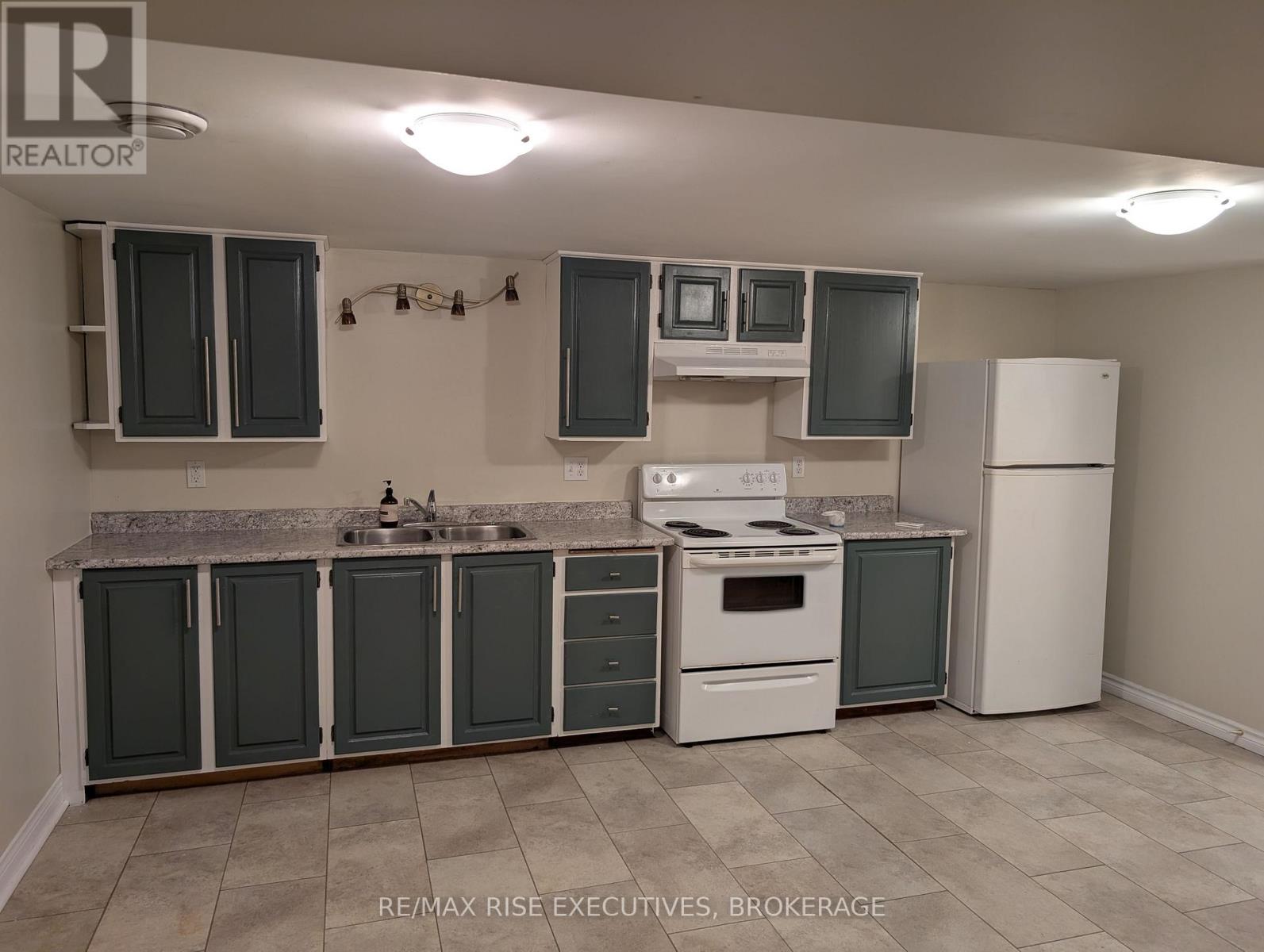 2405 RIDEAU FERRY ROAD - 31