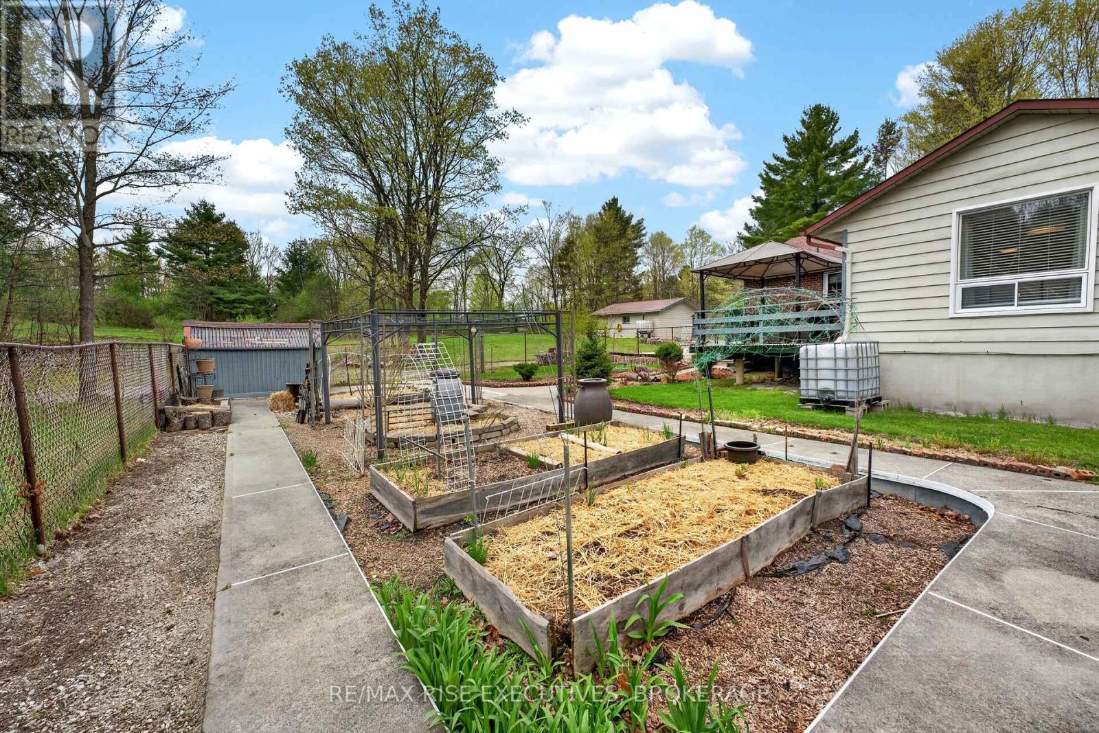 2405 RIDEAU FERRY ROAD - 41