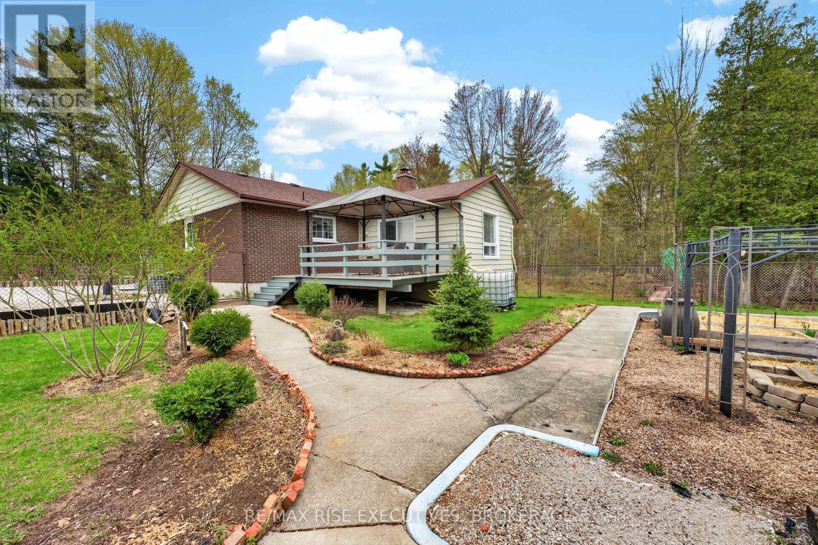 2405 RIDEAU FERRY ROAD - 40