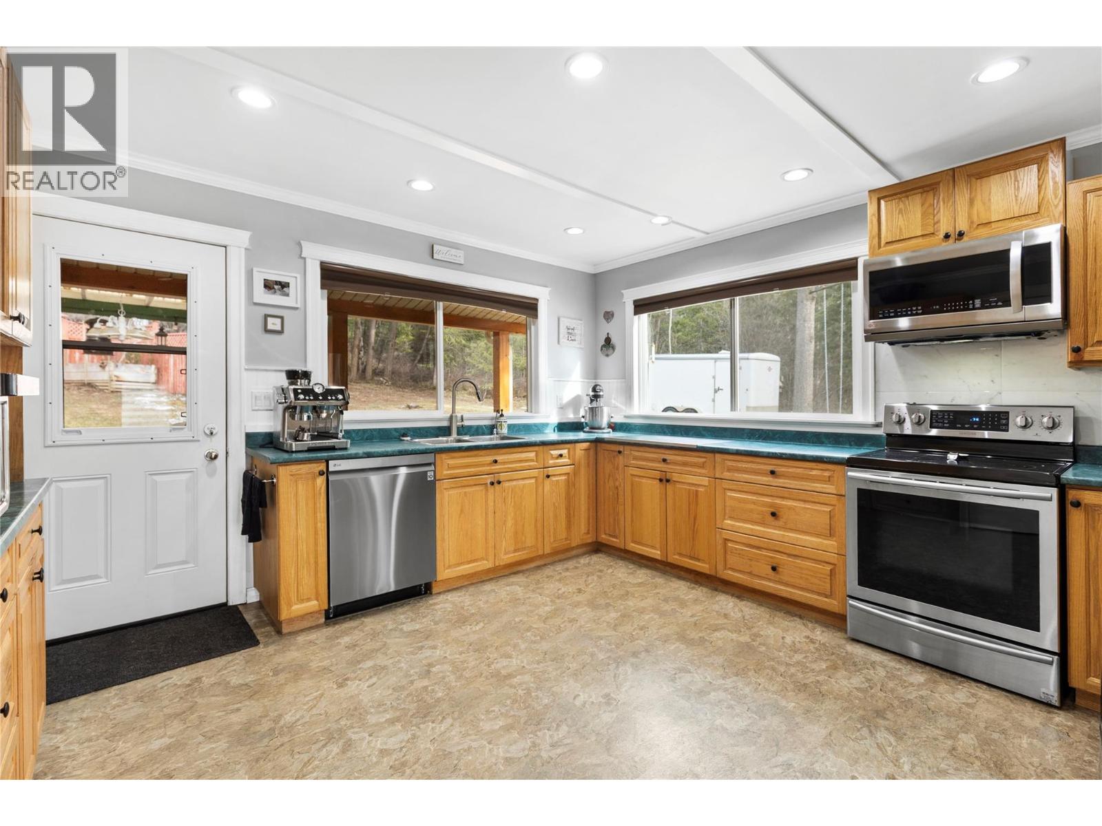 112 WALKER Road - 6