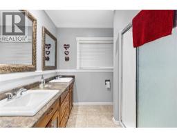 4pc Bathroom - 112 Walker Road, Clearwater, BC V0E1N1 Photo 12