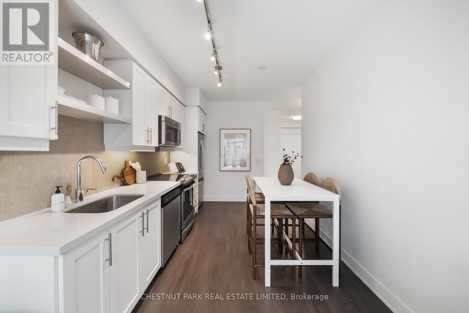 #923 525 ADELAIDE STREET W - 5