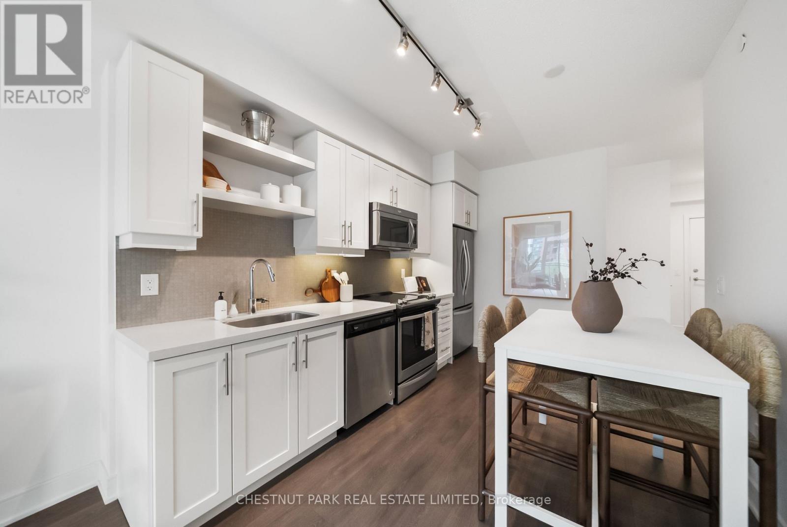 #923 525 ADELAIDE STREET W - 6