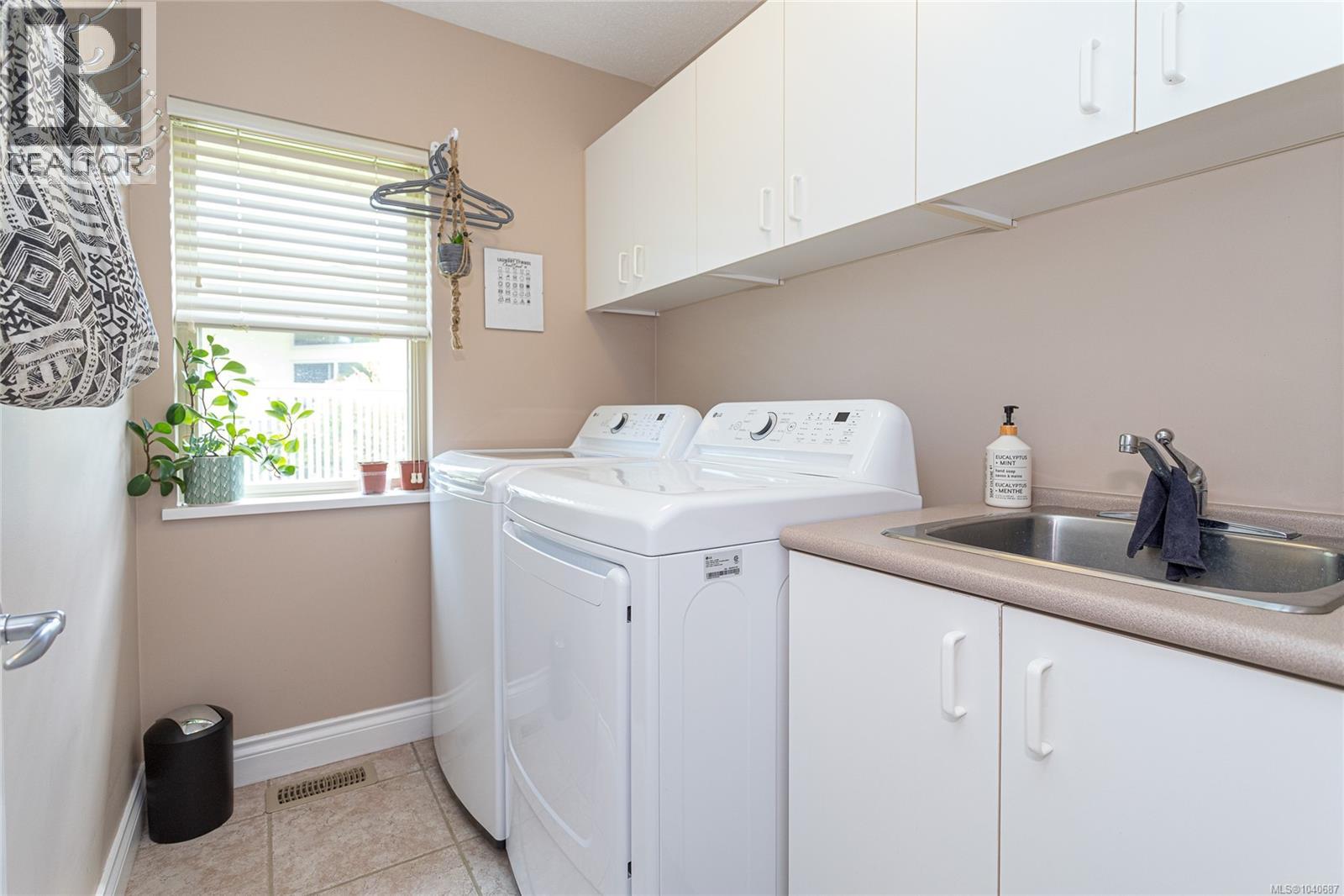 1191 Rosemount Close - 28