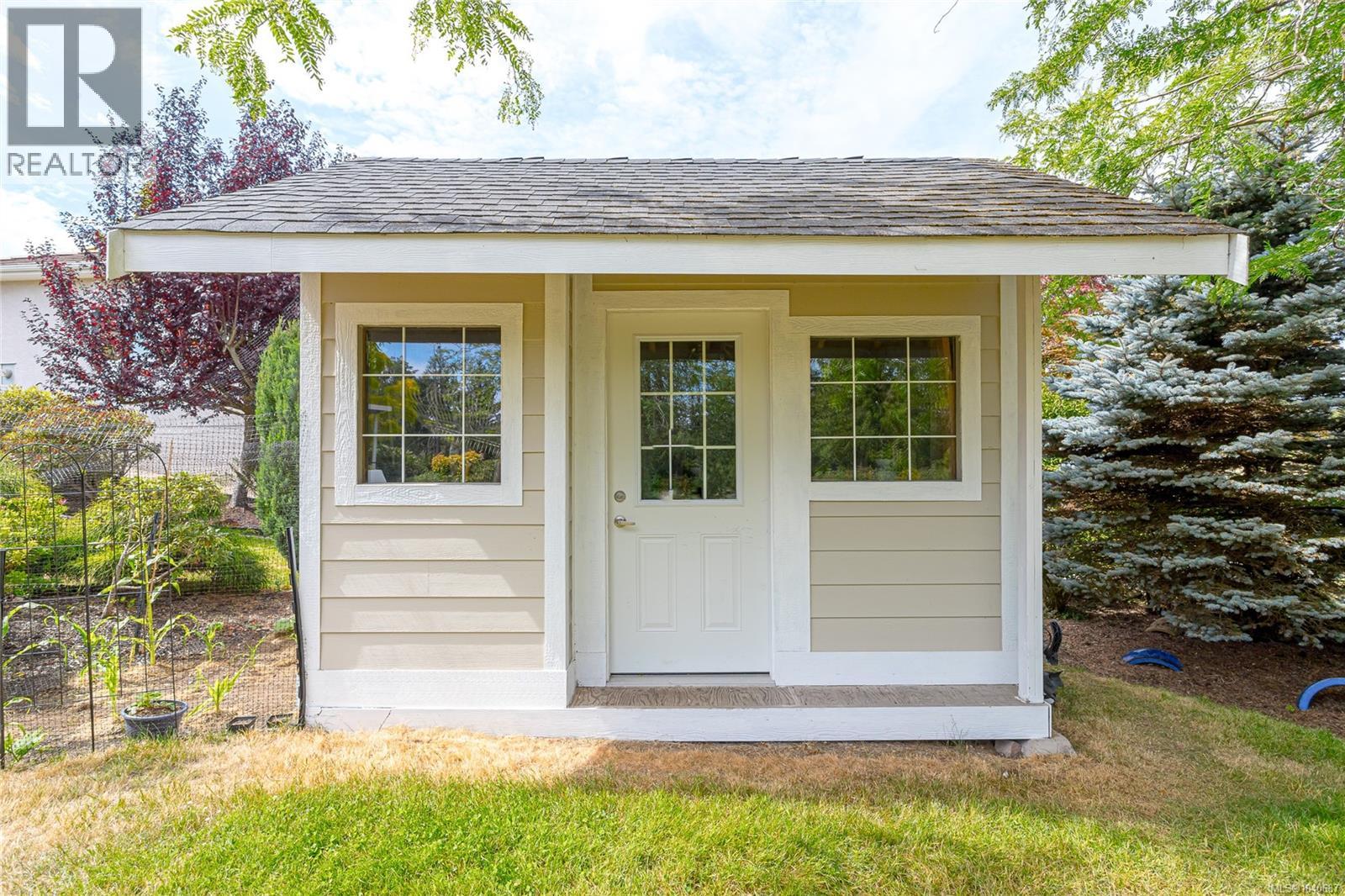 1191 Rosemount Close - 35