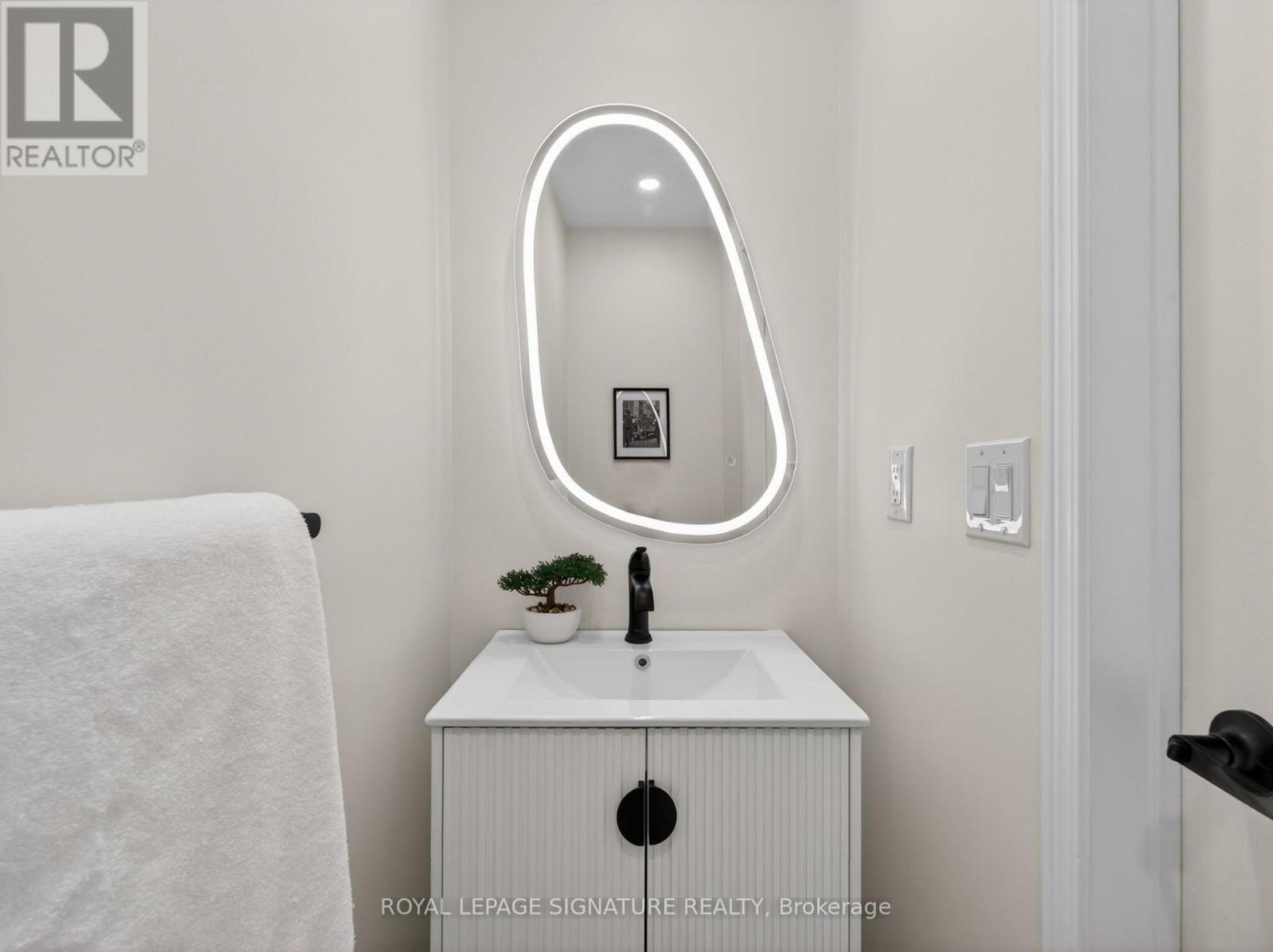 #123 833 SCOLLARD COURT - 18