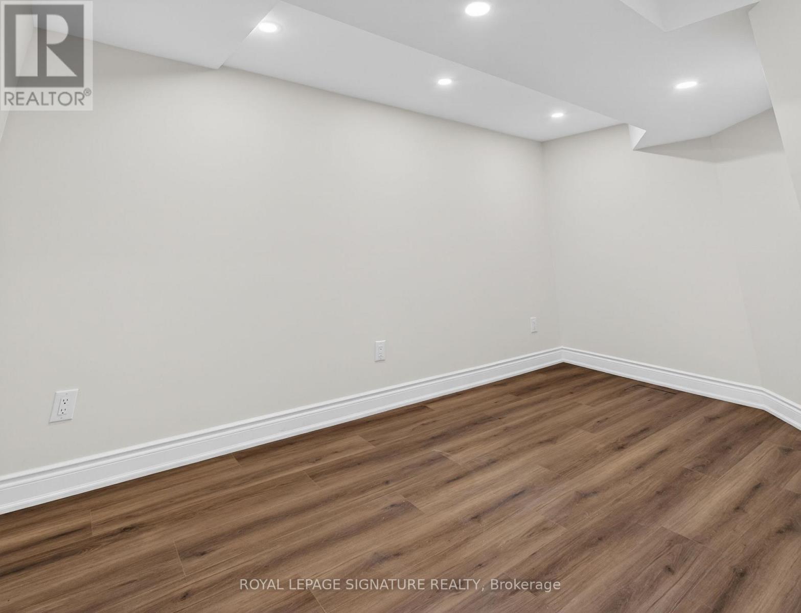 #123 833 SCOLLARD COURT - 33