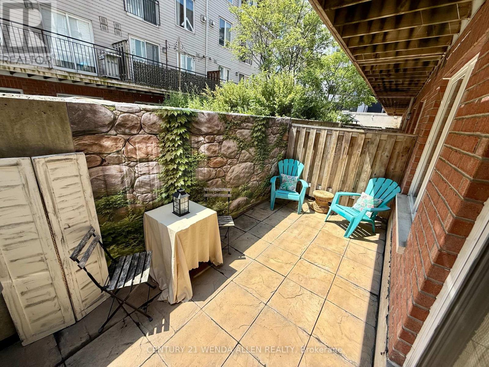#1117 20 LAIDLAW STREET - 22