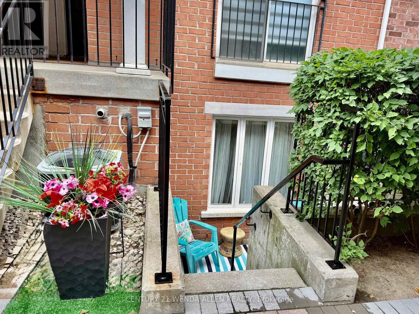 #1117 20 LAIDLAW STREET - 5