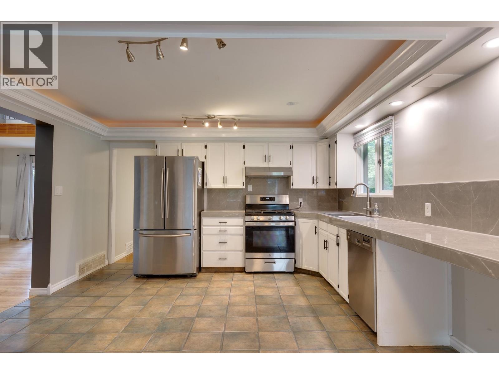 5920 RIVERDALE CRESCENT - 10
