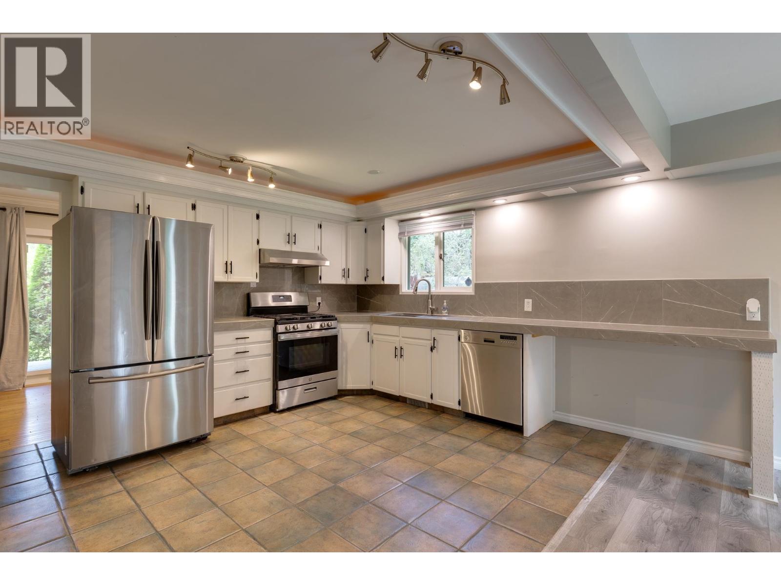 5920 RIVERDALE CRESCENT - 12