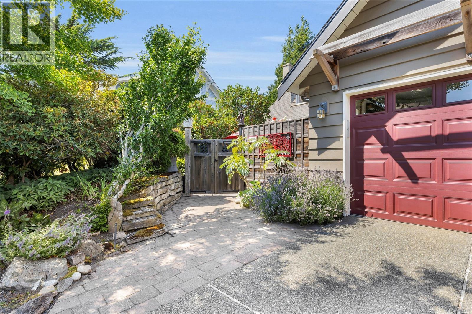 2482 Hazel St, Oak Bay