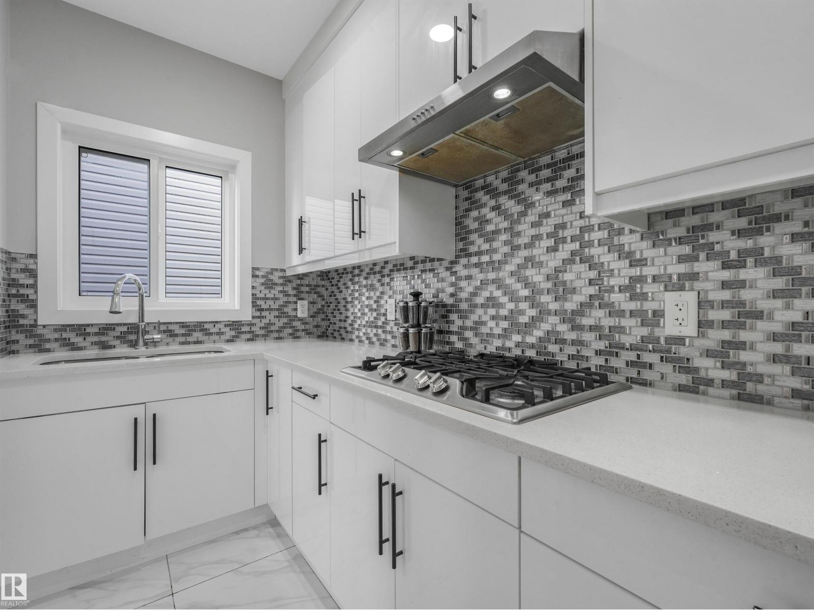 2412 14 AV NW — photo 19