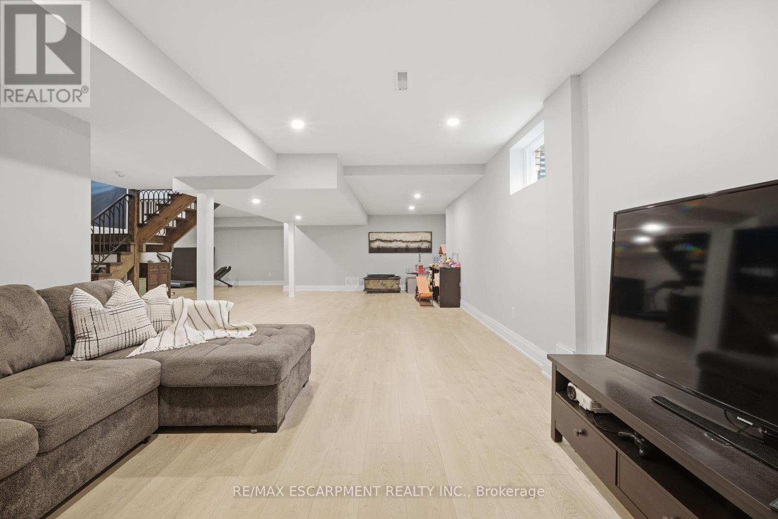 81 FLANDERS DRIVE - 35
